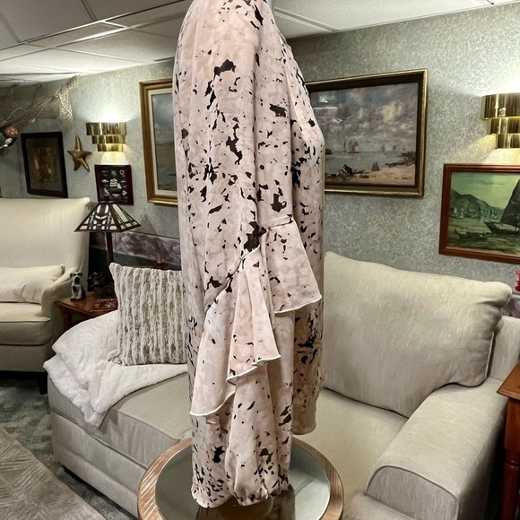 H by HALSTON Size M Speckled Chiffon Ruffled Asymmetrical Blouse Ivory Tan Black - Picture 3 of 12